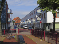 906521 Gezicht in Nicolaes Ruychaverstraat te Utrecht, vanaf het speelterrein bij de Van der Marckstraat.